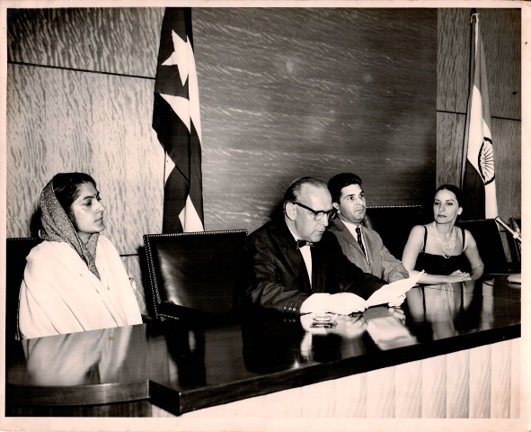 Foto de  Alicia Alonso en la inauguración de la exposición “Trajes y fotos de la India”, 30 de enero de 1963. Foto Cooperativa Fotográfica. Fondos BNCJM. 